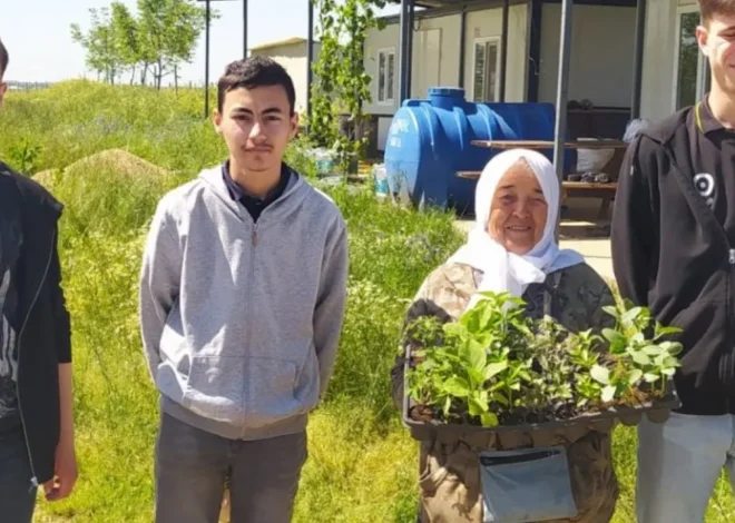 Tekirdağ’da öğrenciler ürettikleri fideleri köy kadınlarına ücretsiz dağıttı